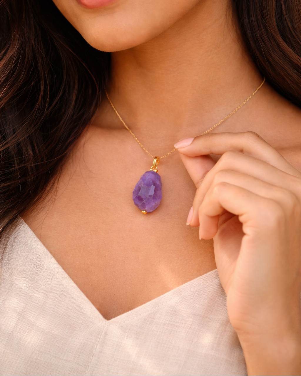 Woman wearing amethyst stone wire pendant necklace